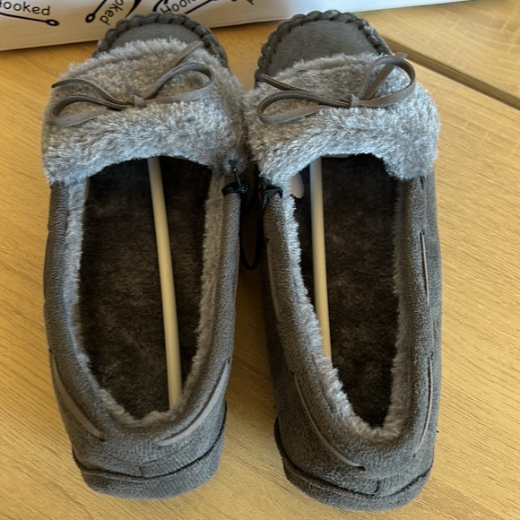 🎈3/$25🎈NIB Hooked Chill Slippers in Grey - Picture 3 of 6